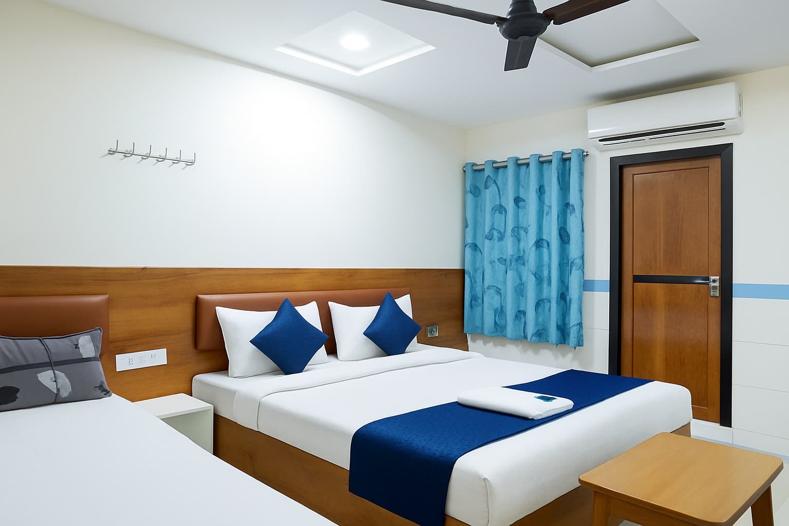 Room with a double bed and an extra single bed